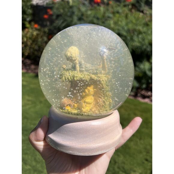 Disney Charente Winnie The Pooh Snow Globe Chris On The Grass - Picture 1 of 10